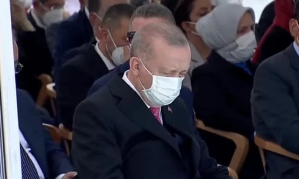"Κοιμήθηκε όρθιος" ο Ερντογάν σε εκδήλωση (βίντεο)